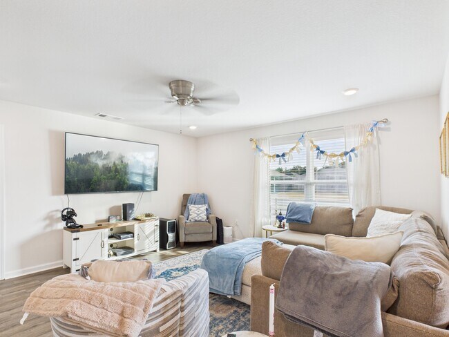 Building Photo - 8775 Clearbrook Dr