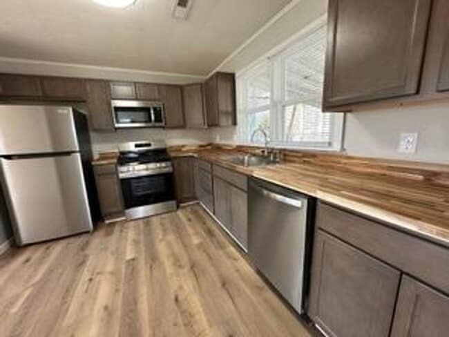 Building Photo - Beautifully remodeled 2 bedroom home