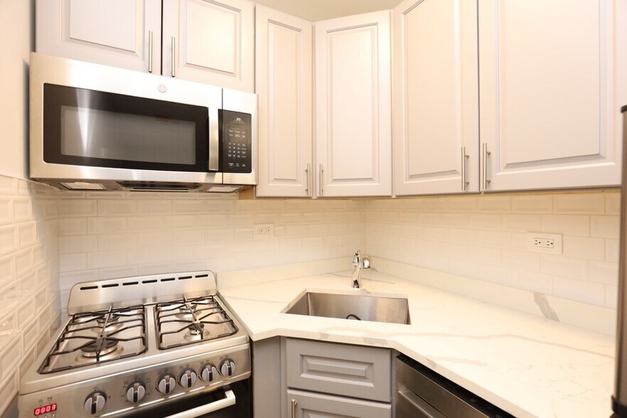 Building Photo - 521 W Belmont Ave