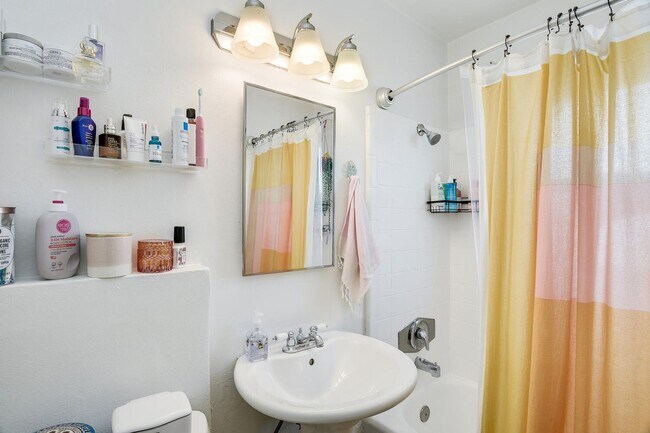 Building Photo - Upstairs One Bedroom Available in Talmadge!