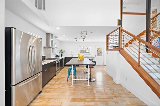 Building Photo - 1813 Crockett St