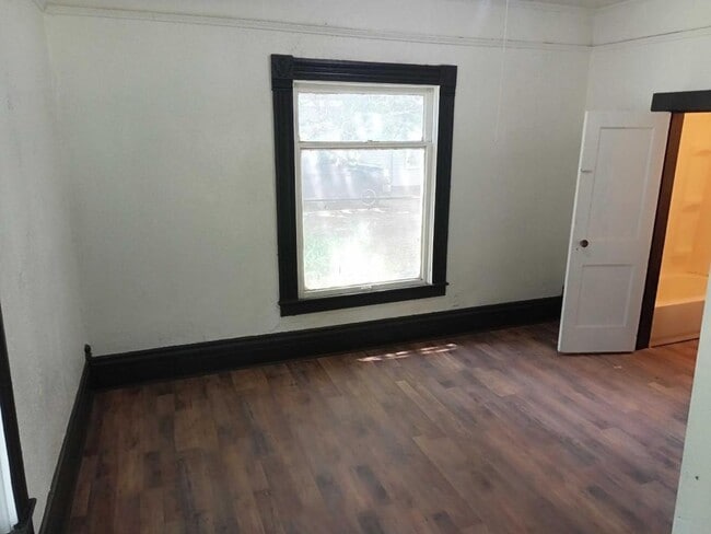 Building Photo - 744 E Walnut St