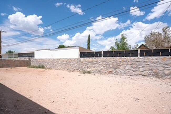 Building Photo - Stunning 3 bedroom, 3 bathroom home locate...