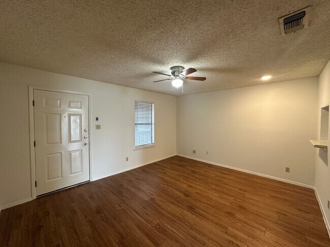 Building Photo - 1/1 Apartment in Hyde Park