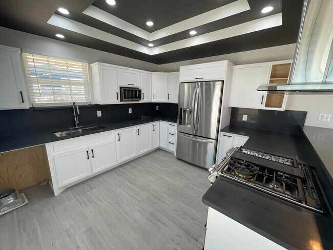 Building Photo - 330 Plantation Dr