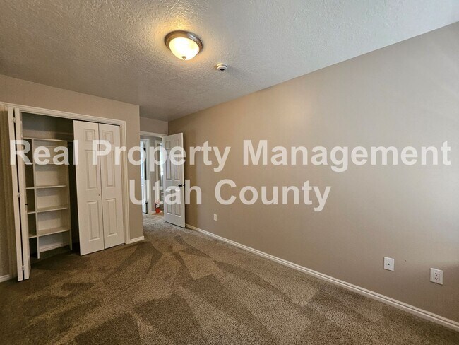 Building Photo - Large Orem Home