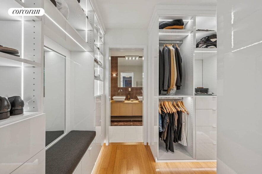 Building Photo - 10 Three Mile Harbor Hog Creek Rd