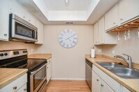 Building Photo - 2832 S Bartell Dr