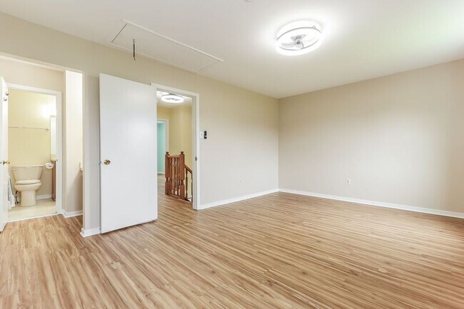 Building Photo - 1515 Russett Dr