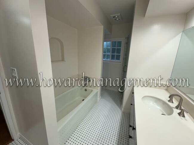 Building Photo - ***OPEN HOUSE 6/13 (11am-1pm)*** Contempor...