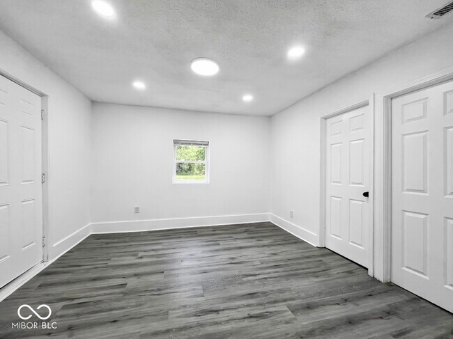 Building Photo - 4923 E University Ave