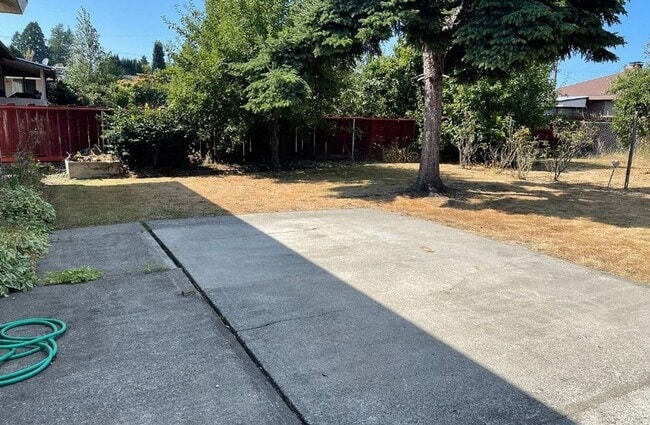 Building Photo - Spacious 4 bd 2.5 ba Beacon Hill Home with Private Yard