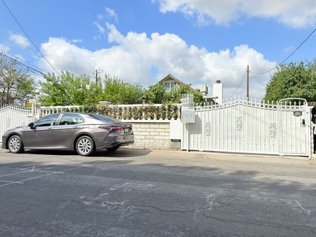 Building Photo - Wonderful 1 Bed + 1 Bath ADU