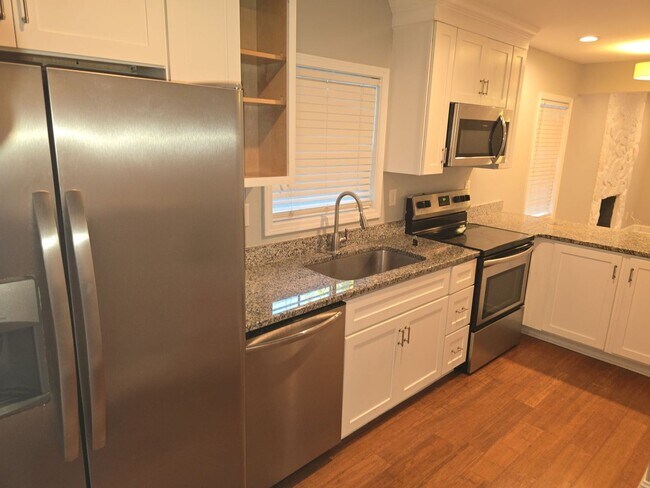 Building Photo - 2 bedroom 1 bath unit duplex