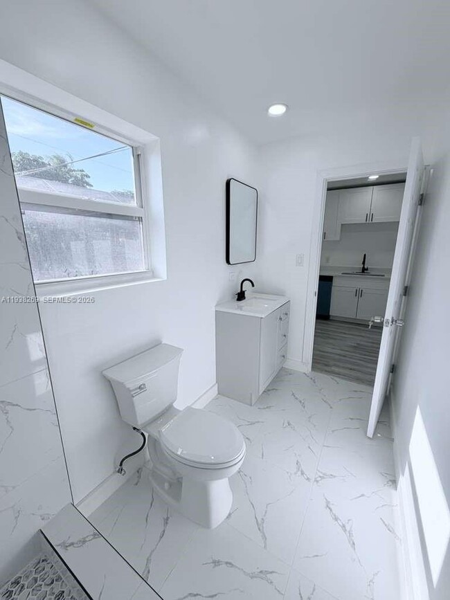 Building Photo - 134 SW 14th Ave