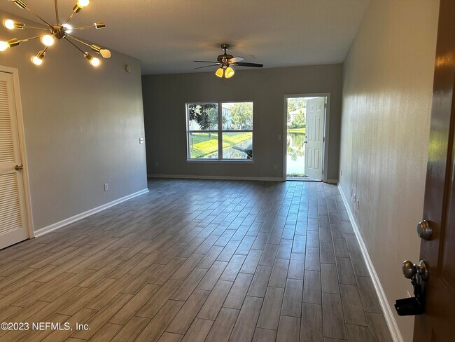 Building Photo - 559 Southbranch Dr