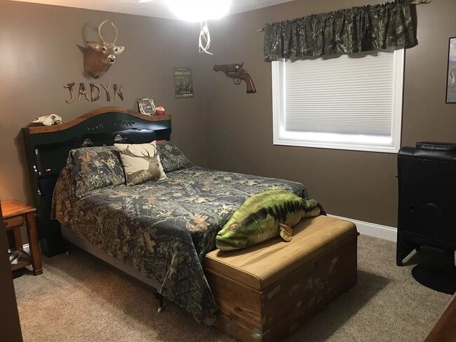 Building Photo - Beautiful 5 Bedroom 3 Bath home Sherman Illinois $2300