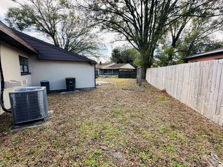 Building Photo - 1904 Delaroche Dr W