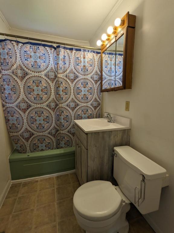 Building Photo - 610 E Gerhart St