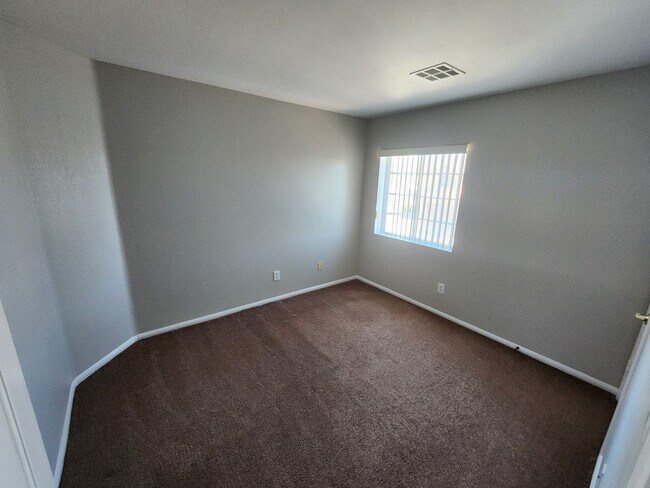 Building Photo - Gorgeous 3Bed/2.5 Bath home- located in N. Summerlin gated Community