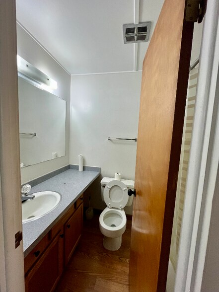 Building Photo - 8821 Schneider Ave