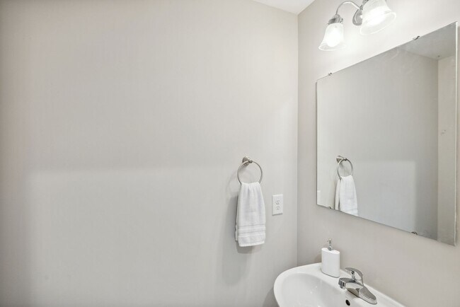 Building Photo - ?Beautifully F?resh Painted Carpetless 4-B...