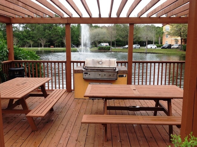 Building Photo - First Floor 2/2 in Gated Cypress Fairway !!