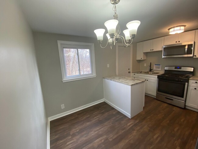 Building Photo - MODERN, TOTALLY UPDATED 2 BEDROOM / 1 BATH...