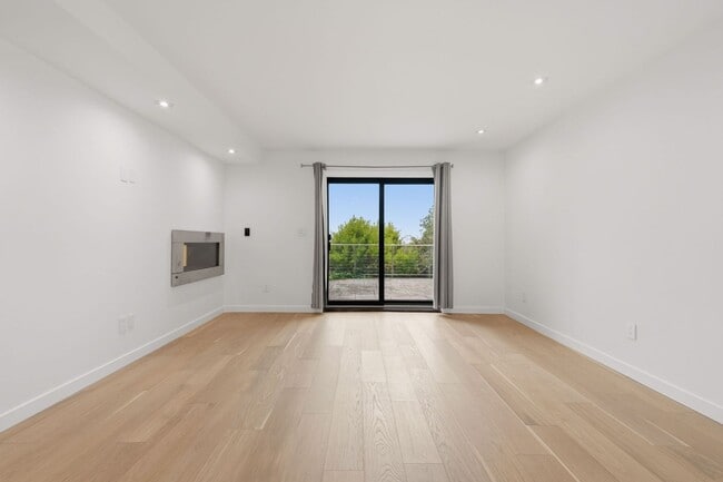 Building Photo - 167 Skyview Way