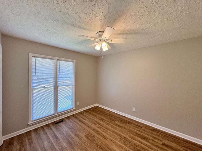 Building Photo - Beautiful Three Bedroom Home!