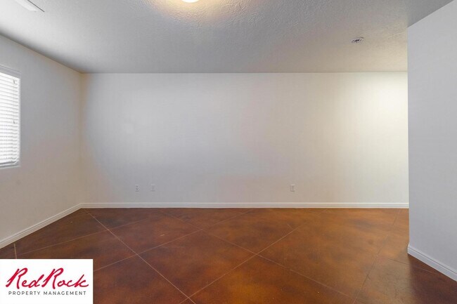 Building Photo - DOG-FRIENDLY 3 Bedroom Townhome with INTERNET INCLUDED!