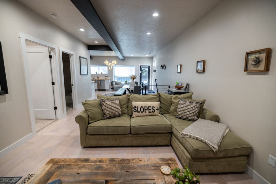 Building Photo - 255 Matterhorn Dr