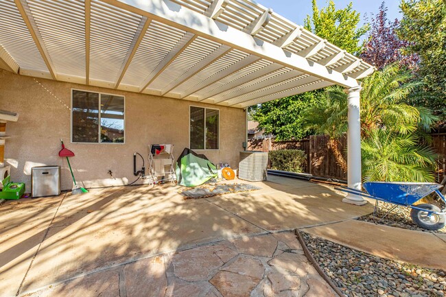 Building Photo - Spacious 4 bedroom home with SOLAR Panels ...