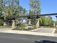 Building Photo - Available Now Beautiful Dual MSTR 2 + 2.5 Townhouse Valencia