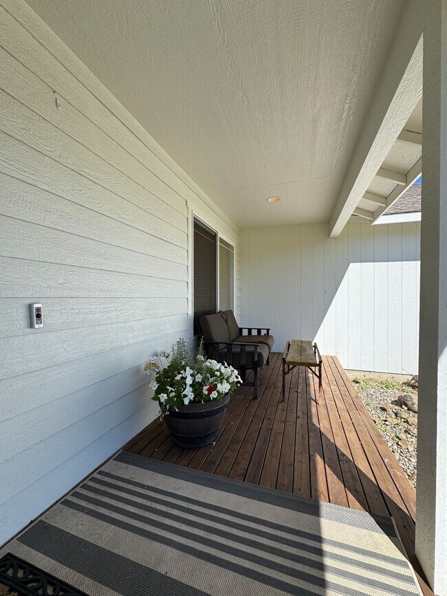 Building Photo - Expansive & Modern 4-Bedroom Home for Rent
