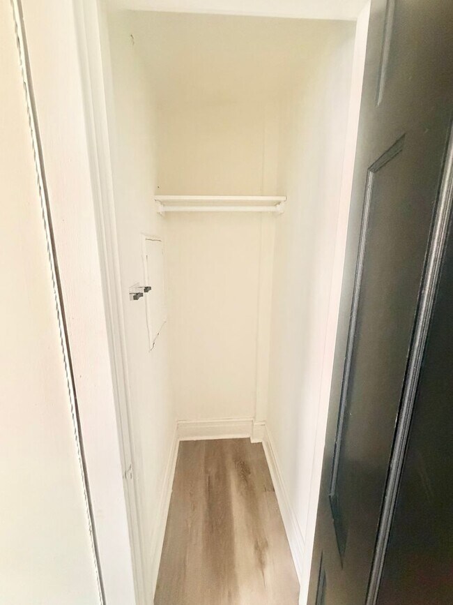 Building Photo - Renovated studio in Uptown! 1/2 deposit down 1st full month free!
