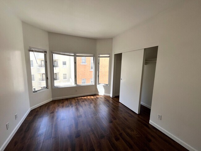 Building Photo - $500 OFF First Month's Rent! 2BR/2BA Downt...