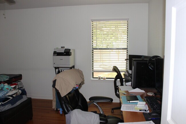 Building Photo - 334 Jamaica Way