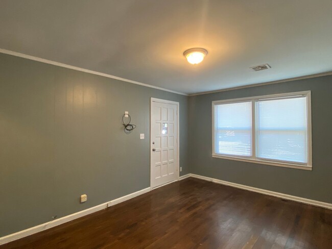 Building Photo - Cozy 2-bedroom 1-bathroom duplex Located i...