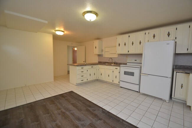 Building Photo - Awesome 5 bed 3 bath Home in Murray!!!