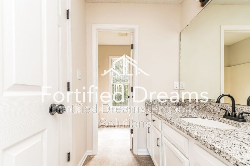 Building Photo - 814 N Greenbriar St