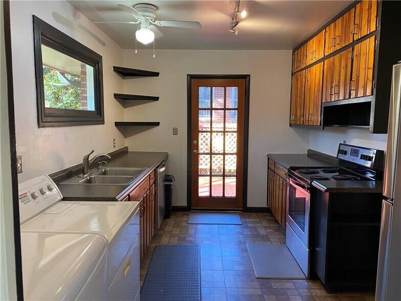 Building Photo - 1975 Clearwater Dr SE