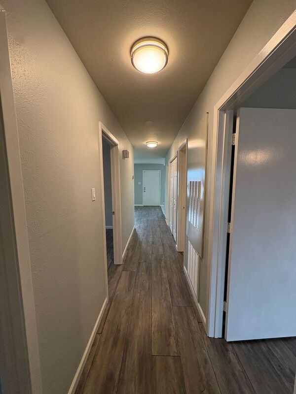 Building Photo - 400 Lakeside Dr