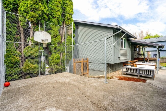 Building Photo - 7393 SW Bayberry Dr