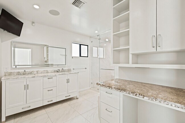Building Photo - Privateer Duplex