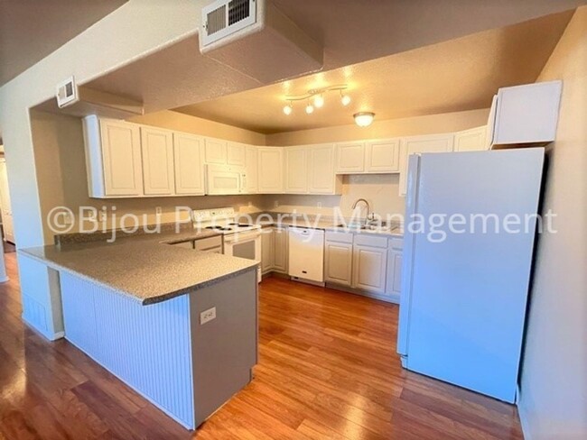 Building Photo - 6735 Delmonico Dr