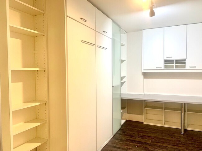 Building Photo - Spacious Centrally Located 1 bed + Den/ 1....