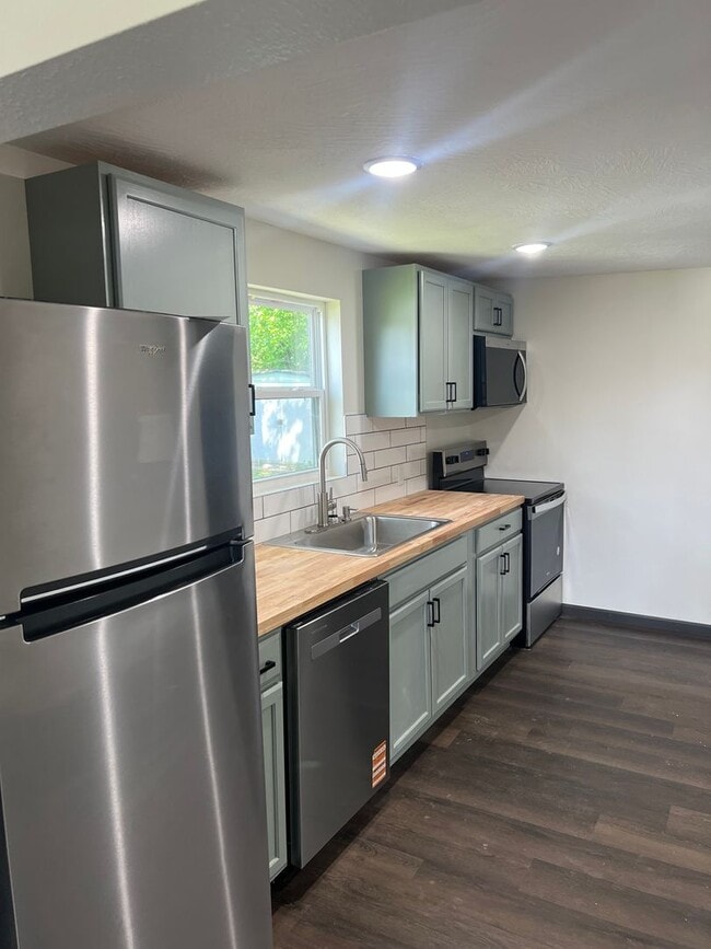 Building Photo - 2 BEDROOM 1 BATHROOM HOUSE FOR RENT