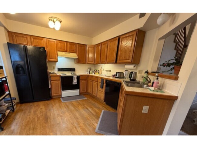 Building Photo - Northeast 3 Bedroom Home For Rent!