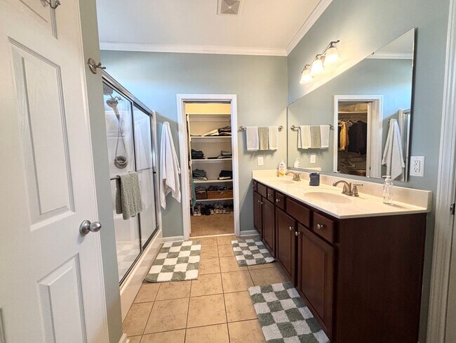 Building Photo - BEAUTIFUL HOME AVAILABLE APRIL 1ST